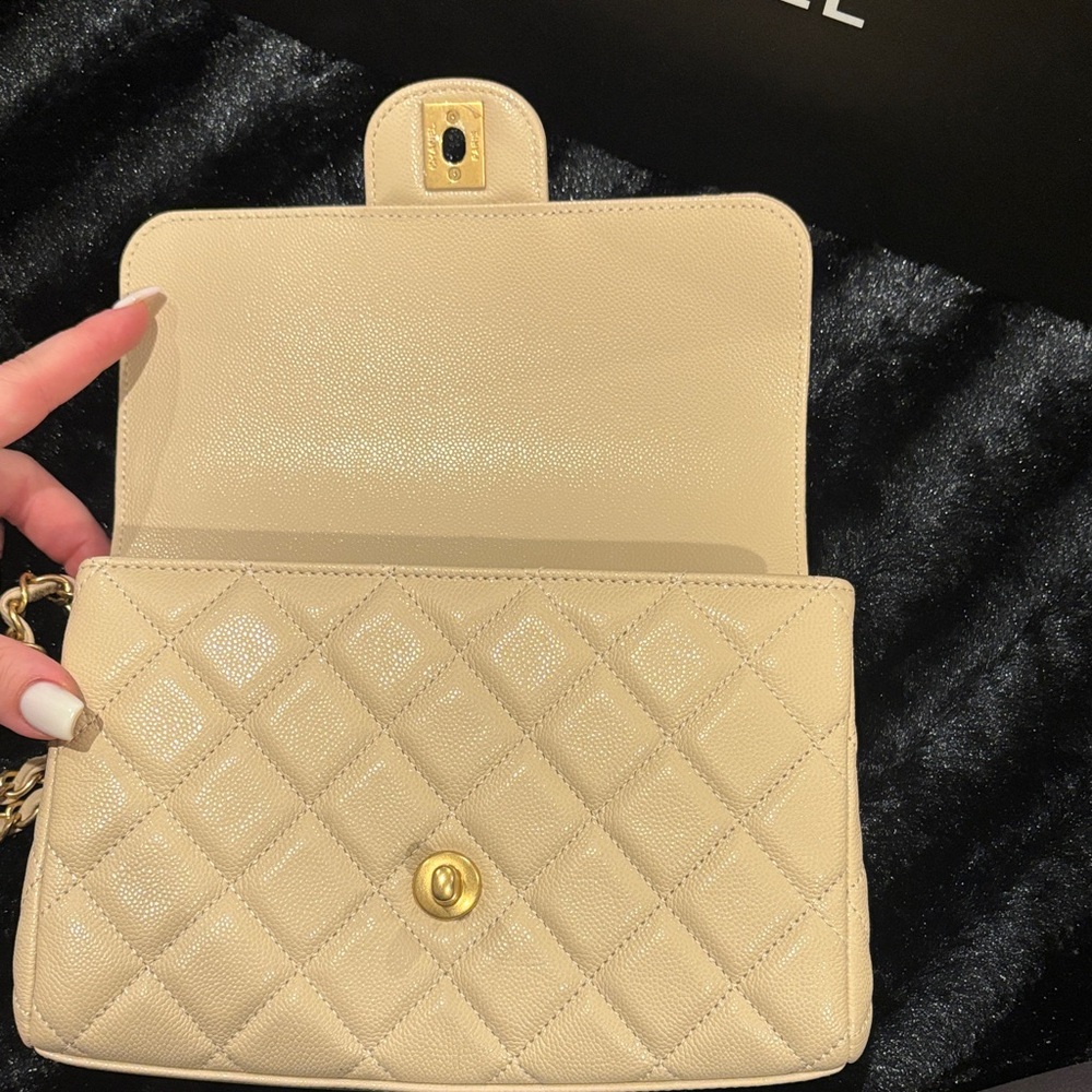 CHANEL 2025 BEIGE SMALL CC CHAIN FLAP BAG - Picture 2 of 11
